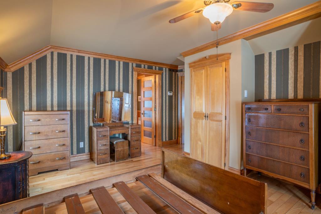 Rénovée avec raffinement! Adorable centenaire à vendre pour 295 000 $