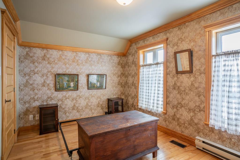 Rénovée avec raffinement! Adorable centenaire à vendre pour 295 000 $