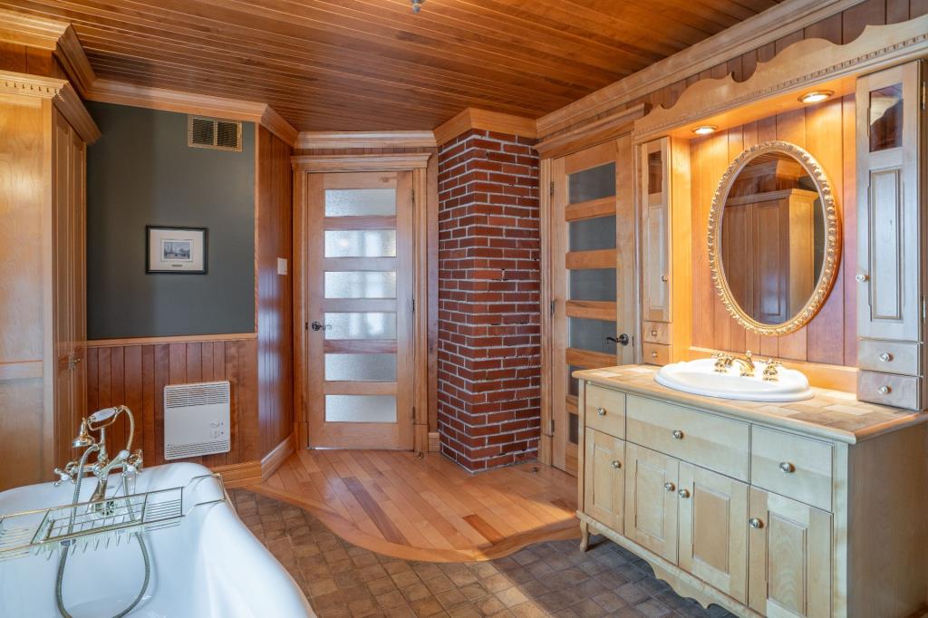 Rénovée avec raffinement! Adorable centenaire à vendre pour 295 000 $