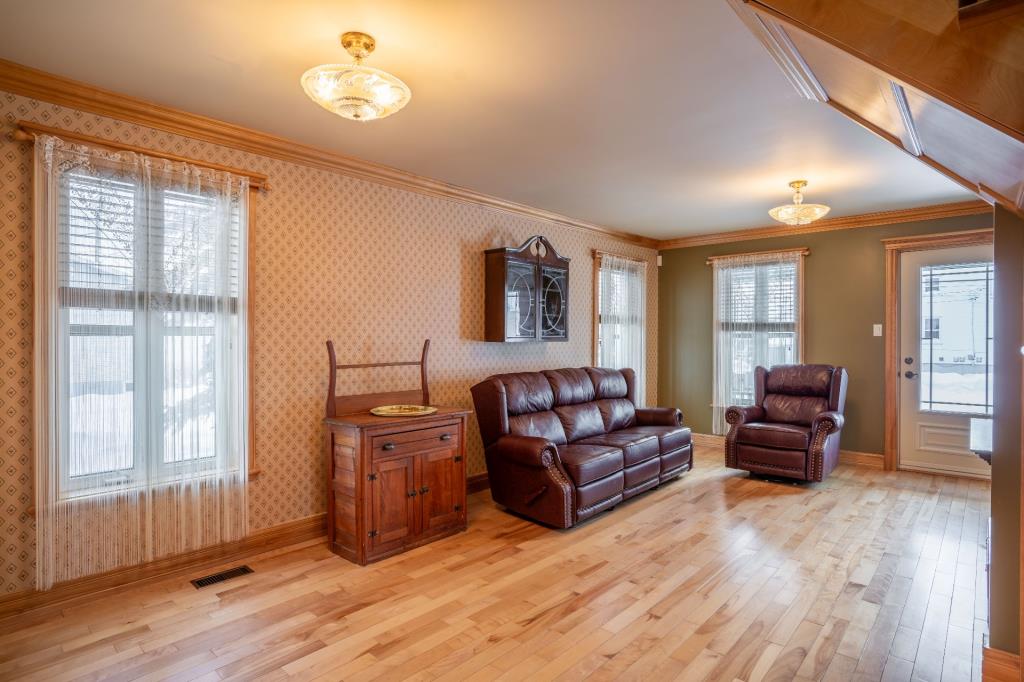 Rénovée avec raffinement! Adorable centenaire à vendre pour 295 000 $