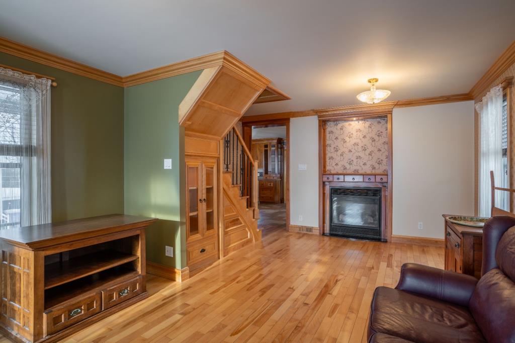 Rénovée avec raffinement! Adorable centenaire à vendre pour 295 000 $