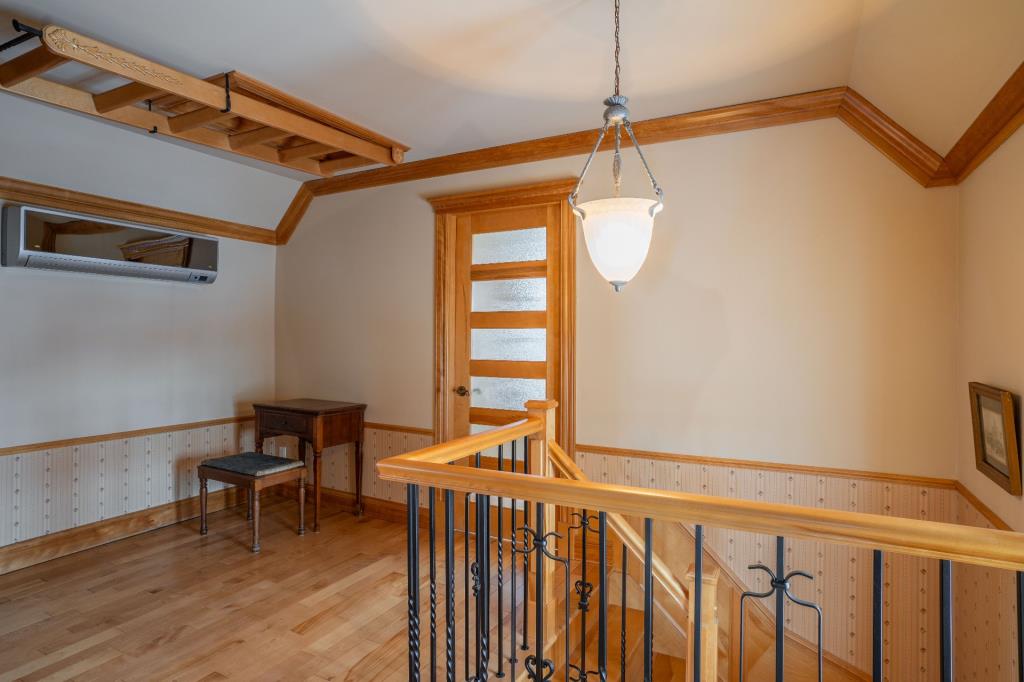 Rénovée avec raffinement! Adorable centenaire à vendre pour 295 000 $