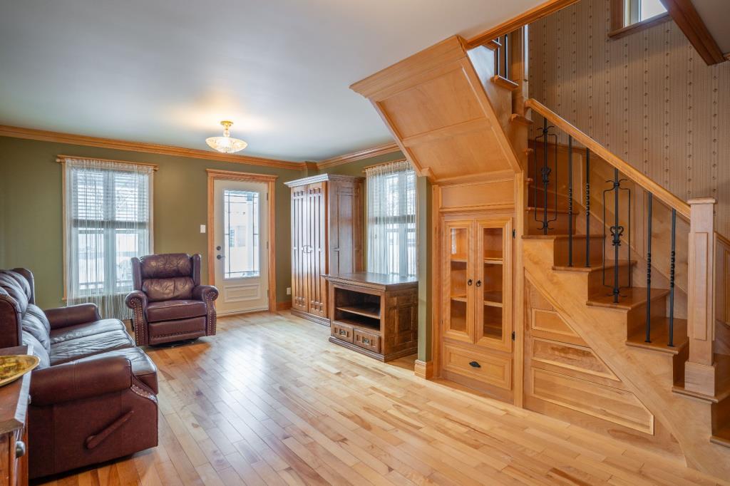 Rénovée avec raffinement! Adorable centenaire à vendre pour 295 000 $