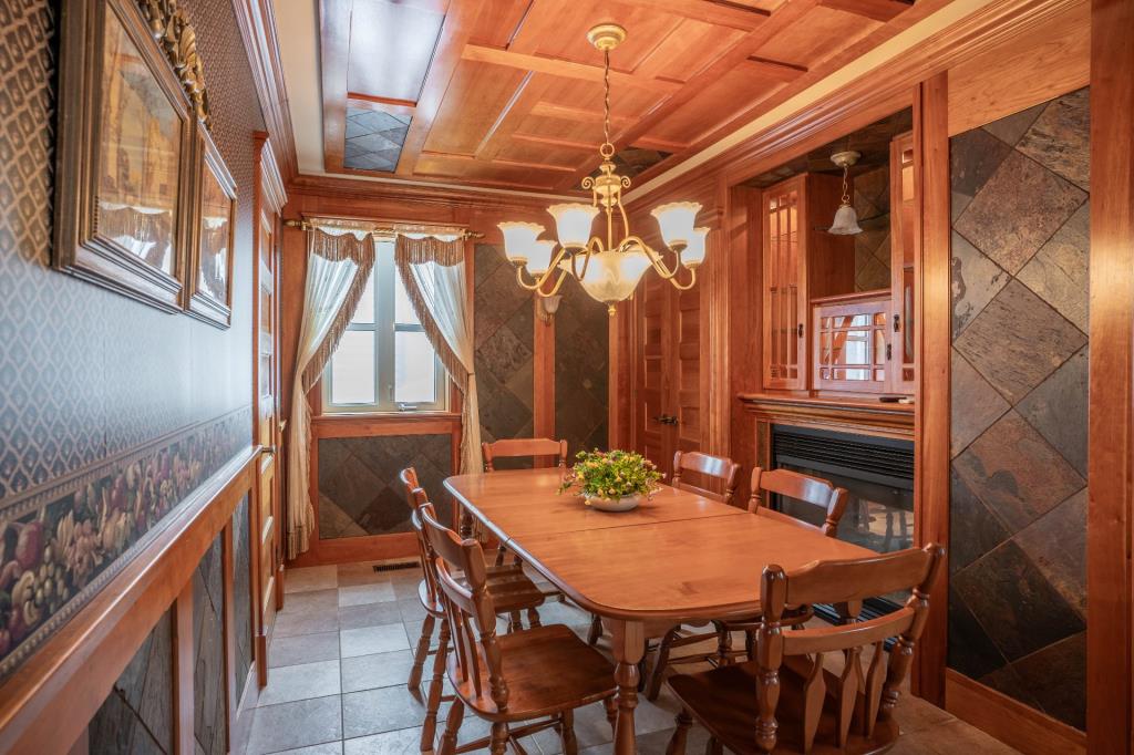 Rénovée avec raffinement! Adorable centenaire à vendre pour 295 000 $