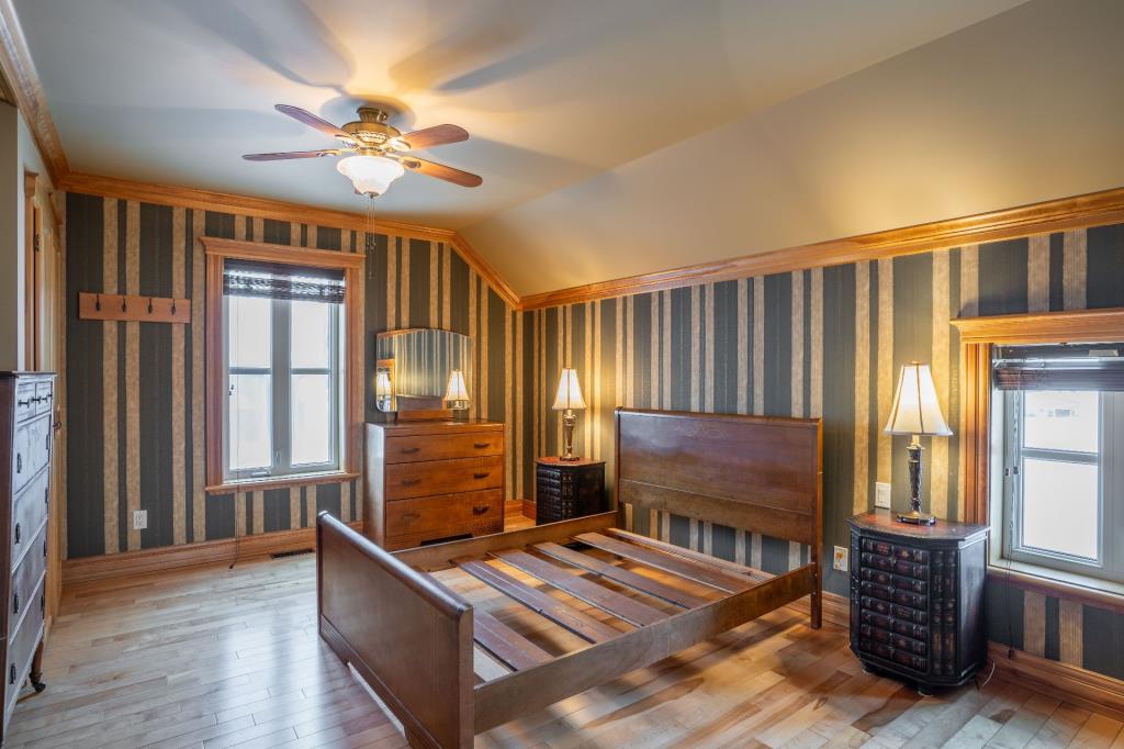 Rénovée avec raffinement! Adorable centenaire à vendre pour 295 000 $