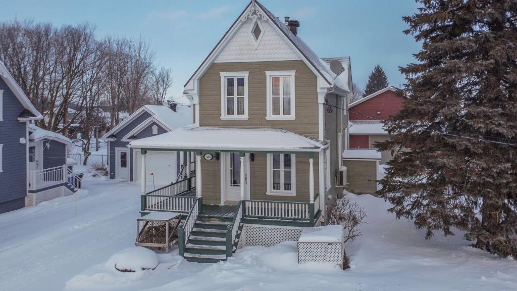 Rénovée avec raffinement! Adorable centenaire à vendre pour 295 000 $