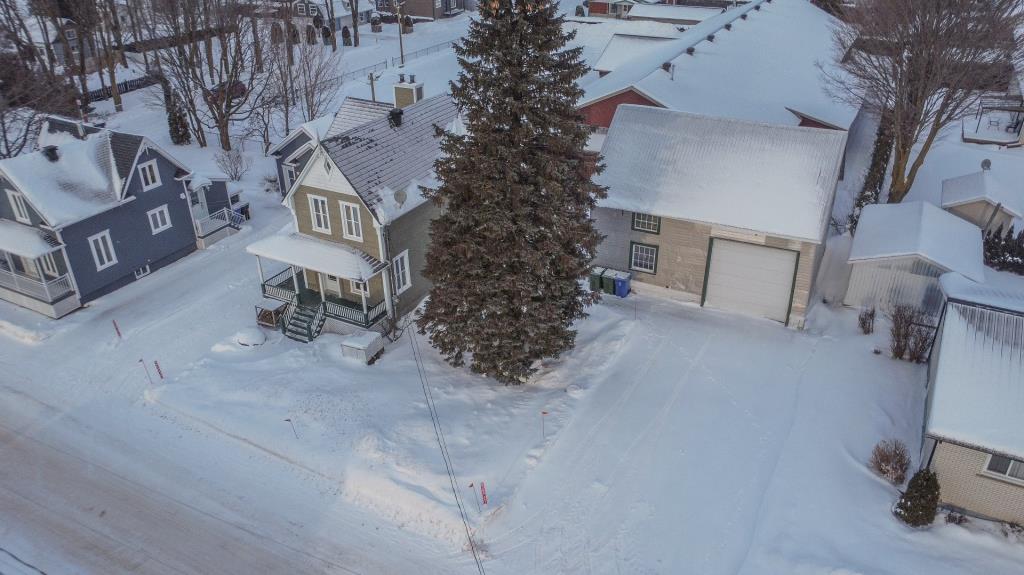 Rénovée avec raffinement! Adorable centenaire à vendre pour 295 000 $
