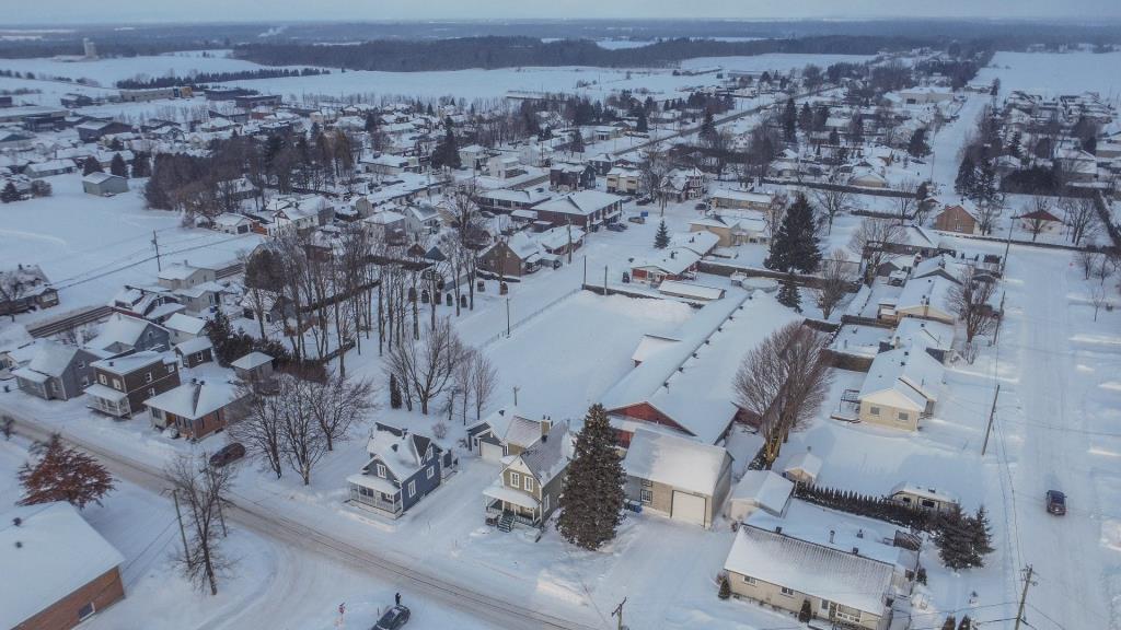 Rénovée avec raffinement! Adorable centenaire à vendre pour 295 000 $