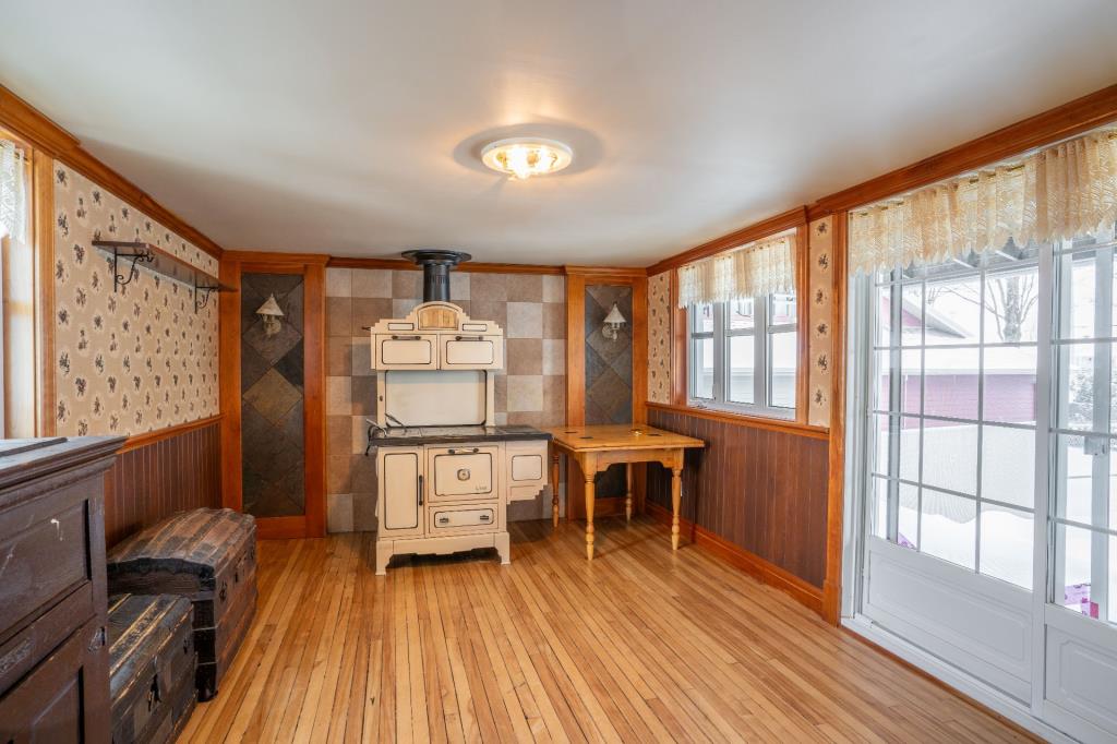 Rénovée avec raffinement! Adorable centenaire à vendre pour 295 000 $
