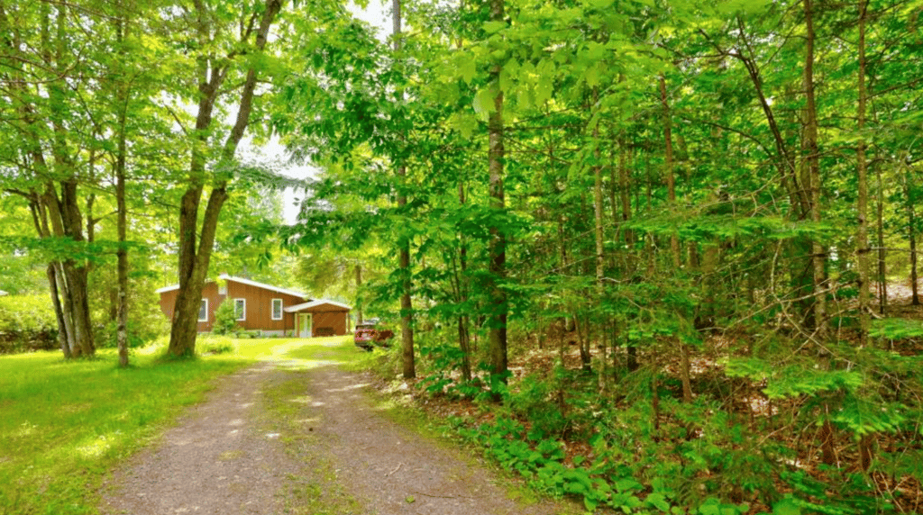 Vendu meublé ! Superbe chalet mid-century sur le bord de la rivière