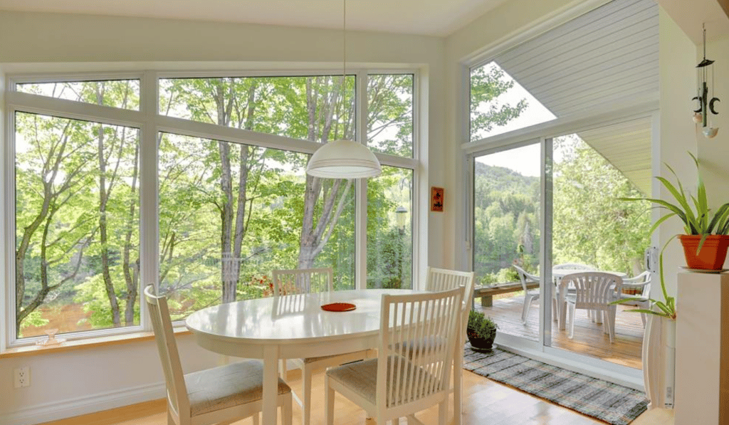 Vendu meublé ! Superbe chalet mid-century sur le bord de la rivière