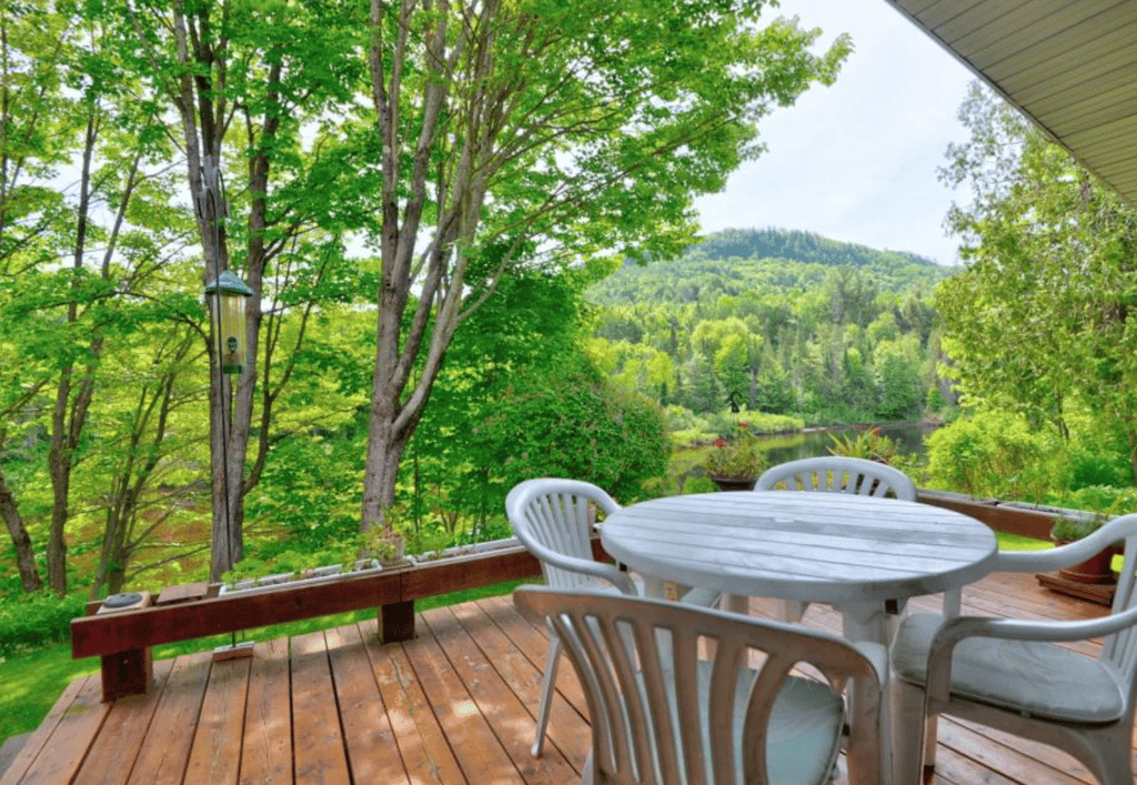 Vendu meublé ! Superbe chalet mid-century sur le bord de la rivière