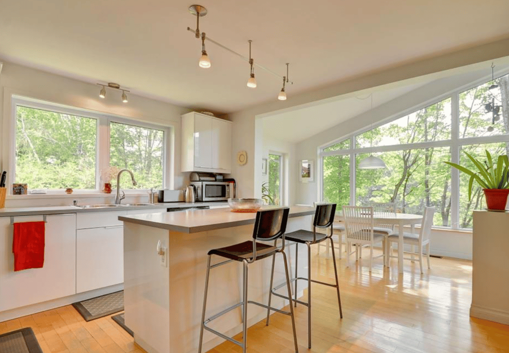 Vendu meublé ! Superbe chalet mid-century sur le bord de la rivière