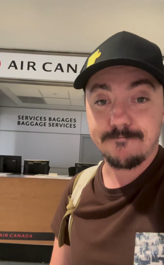 Joël de Survivor vit un cauchemar à son retour de voyage et il lance une flèche aux compagnies aériennes