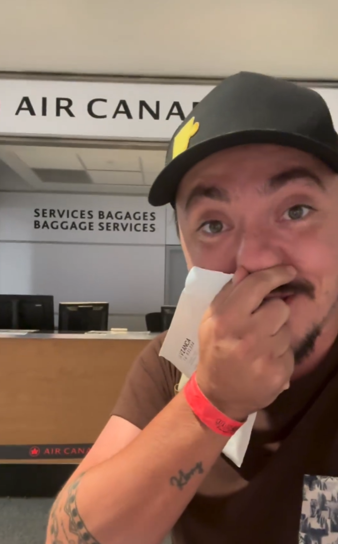 Joël de Survivor vit un cauchemar à son retour de voyage et il lance une flèche aux compagnies aériennes