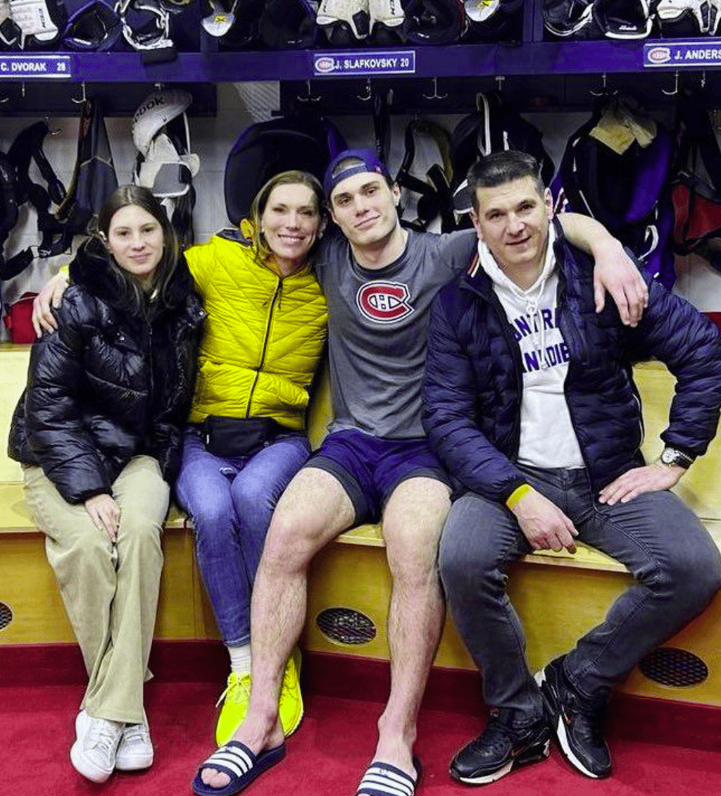 Juraj Slafkovsky du Canadien pose avec ses parents et la ressemblance avec sa mère est hallucinante