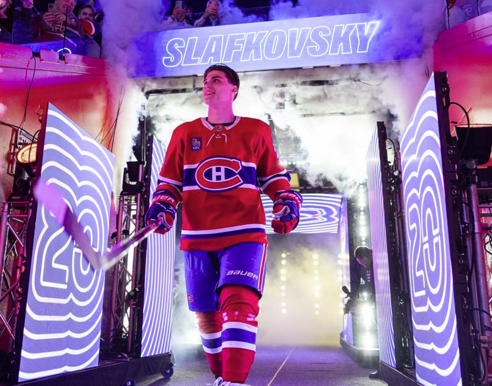 Juraj Slafkovsky du Canadien pose avec ses parents et la ressemblance avec sa mère est hallucinante