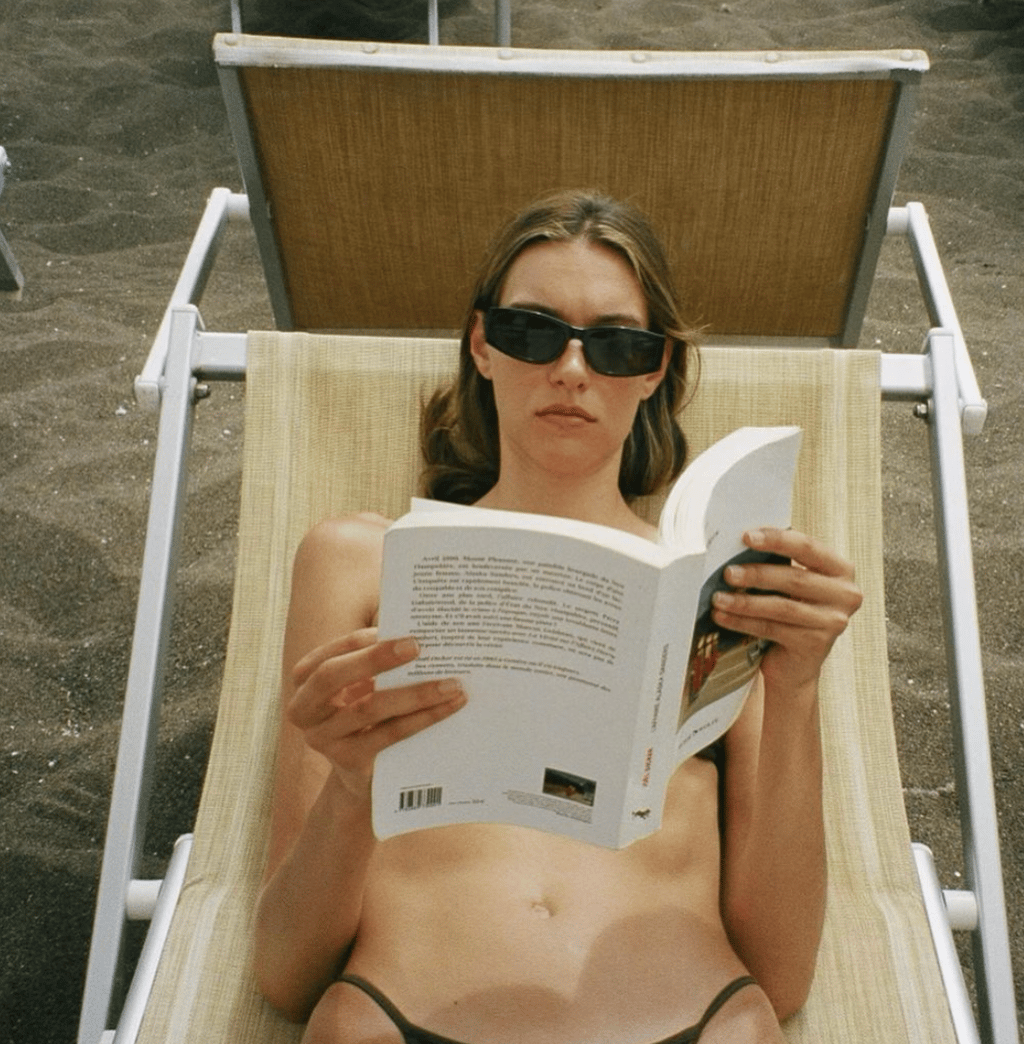 Charlotte Cardin prend la pose en maillot de bain sur la plage et elle semble bien se reposer