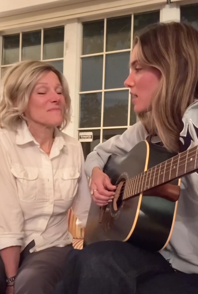 Charlotte Cardin et sa mère rendent hommage à Karl Tremblay en chantant «Sur mon épaule» pour la fête du Québec