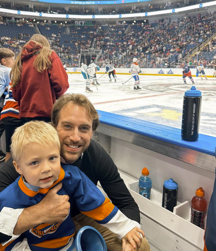 Les enfants et les petits-enfants de Patrick Roy prennent la pose lors d'un moment magique en famille