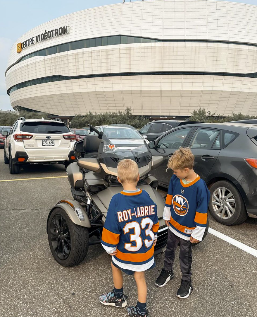 Les enfants et les petits-enfants de Patrick Roy prennent la pose lors d'un moment magique en famille