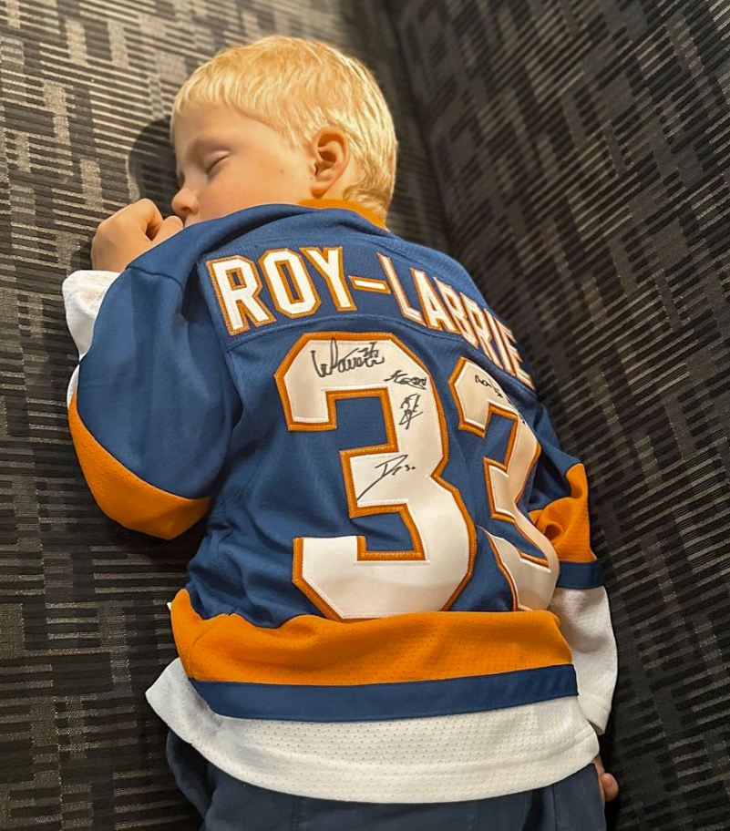 Les enfants et les petits-enfants de Patrick Roy prennent la pose lors d'un moment magique en famille