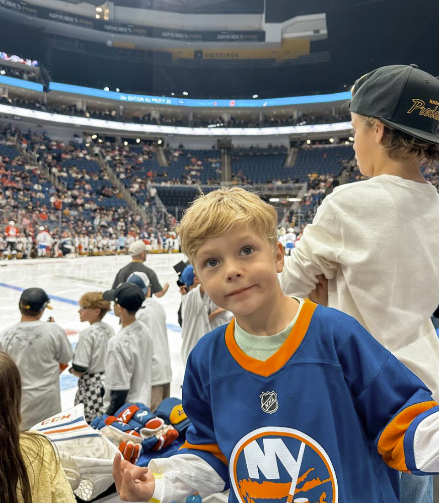 Les enfants et les petits-enfants de Patrick Roy prennent la pose lors d'un moment magique en famille