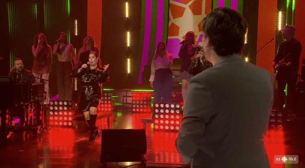 La tenue originale de Mariana Mazza à En direct de l'univers fait beaucoup réagir les téléspectateurs