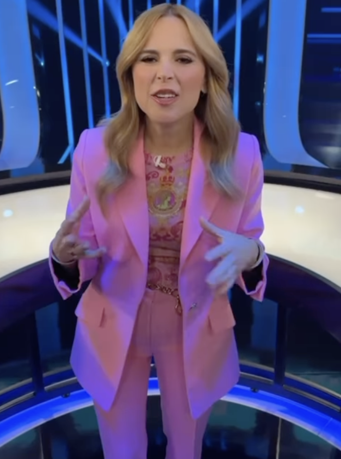 Julie Snyder fait tourner les têtes avec son ensemble rose bonbon à Chaque seconde compte