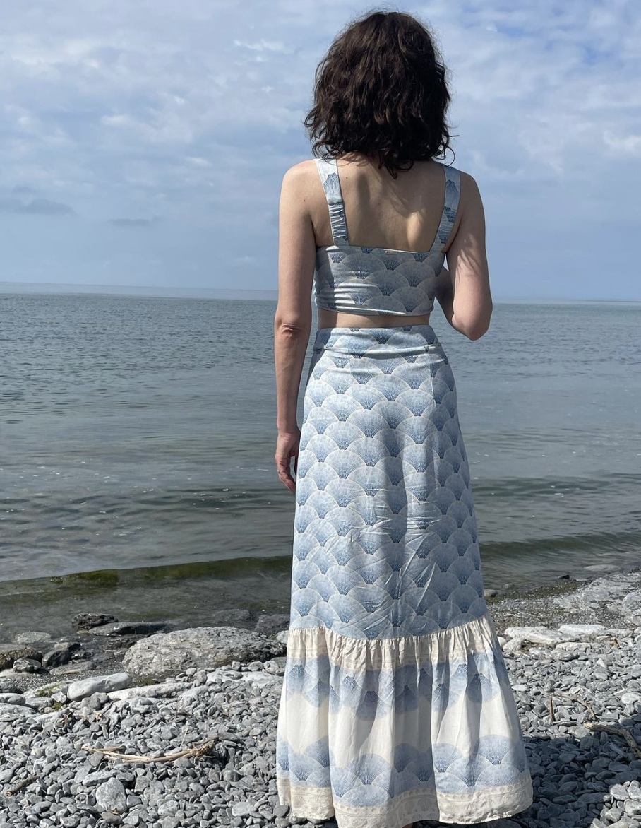 Marilyse Bourke est resplendissante dans un voyage hors du Québec et prend la pose sur le bord de la mer