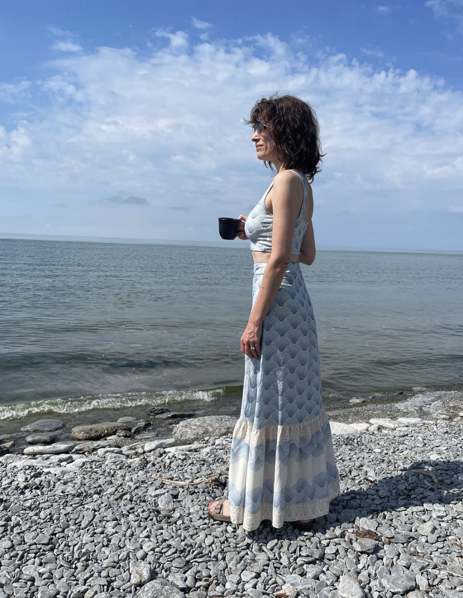 Marilyse Bourke est resplendissante dans un voyage hors du Québec et prend la pose sur le bord de la mer