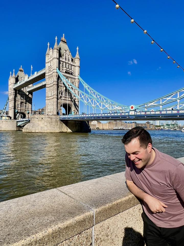 Simon Philibert s'offre un incroyable voyage loin du Québec avec son amoureux 