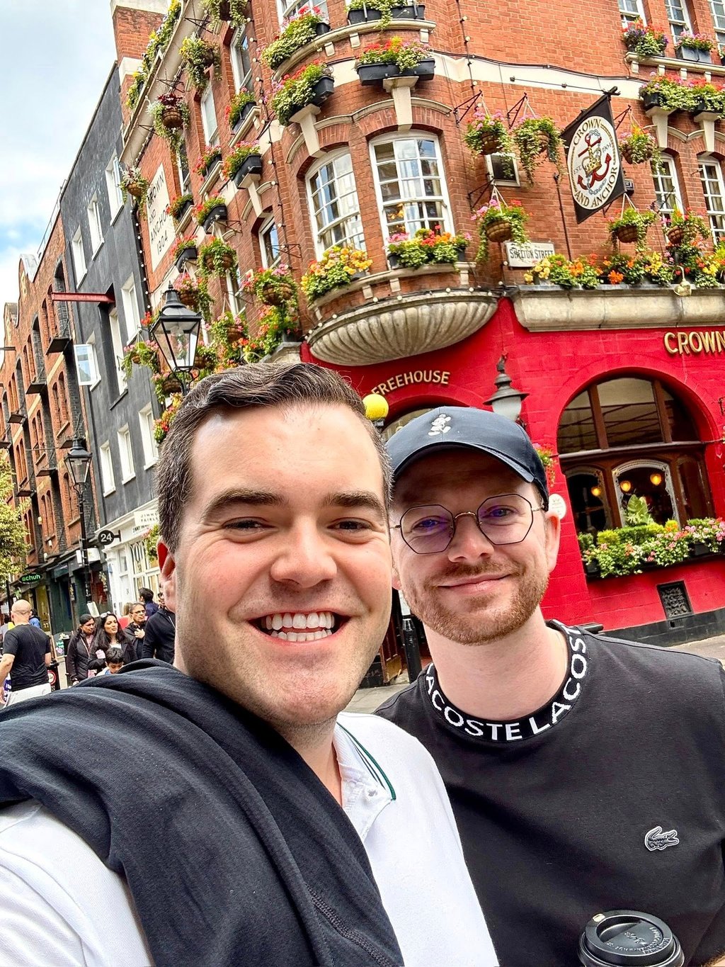 Simon Philibert s'offre un incroyable voyage loin du Québec avec son amoureux 