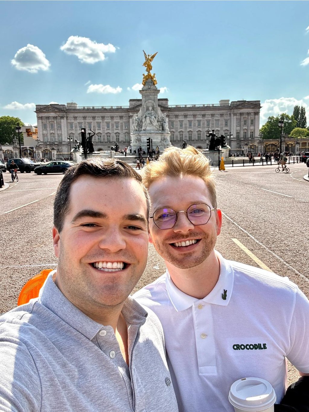 Simon Philibert s'offre un incroyable voyage loin du Québec avec son amoureux 