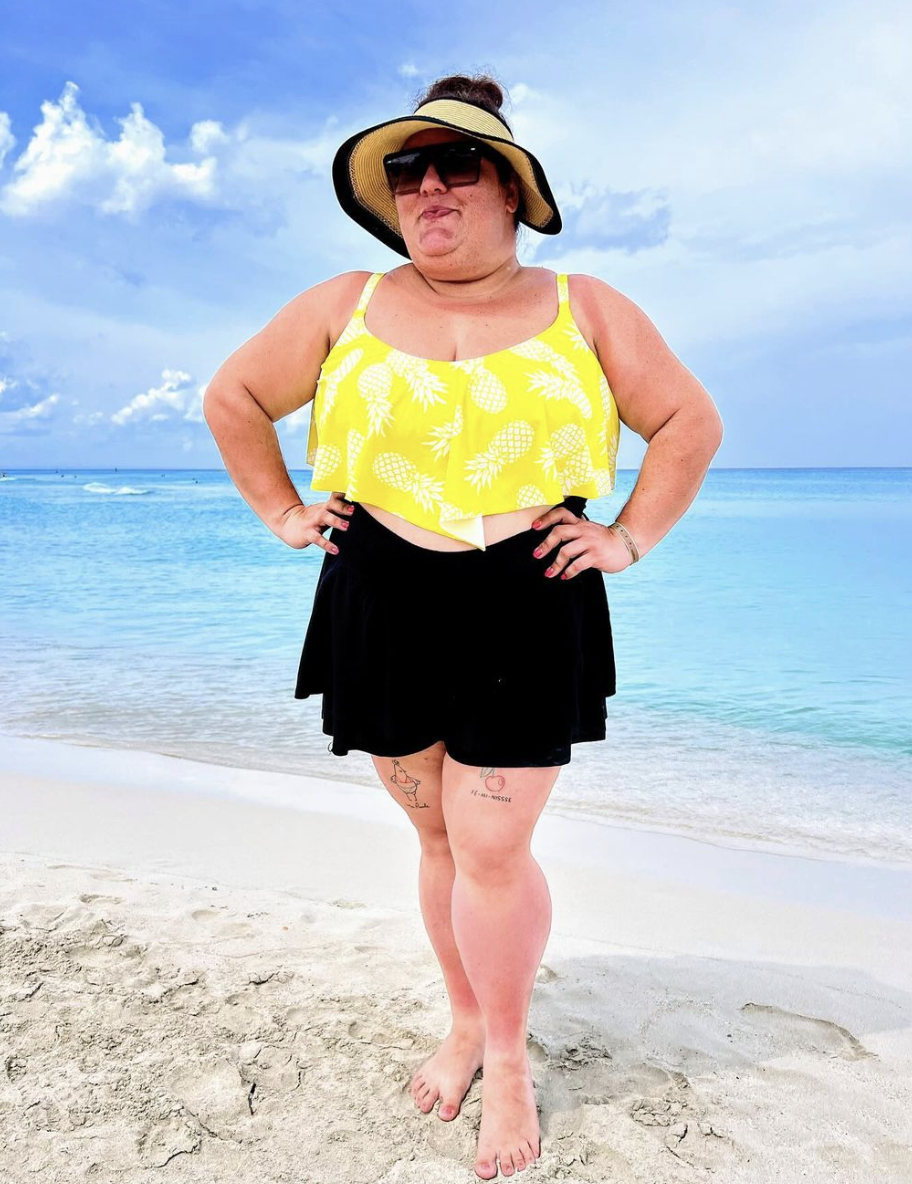 Christine Morency est en voyage hors du Québec et elle prend la pose sur le bord de la plage