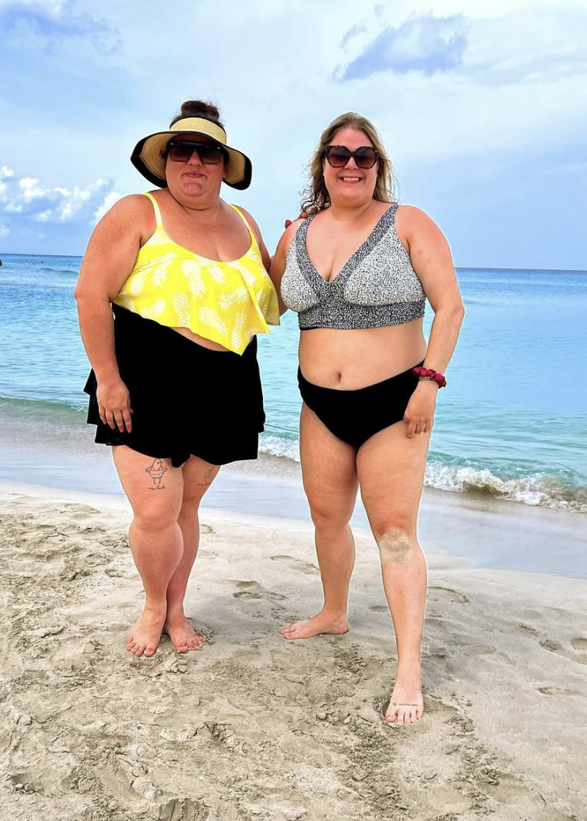Christine Morency est en voyage hors du Québec et elle prend la pose sur le bord de la plage