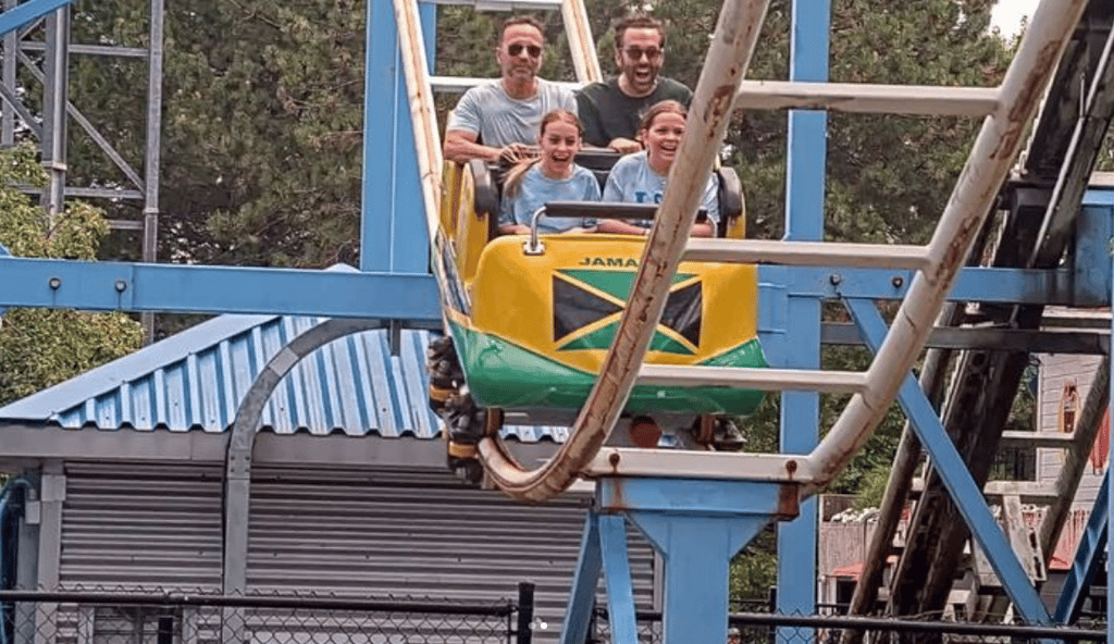 Joël Legendre partage de rares photos avec son chum et les jumelles