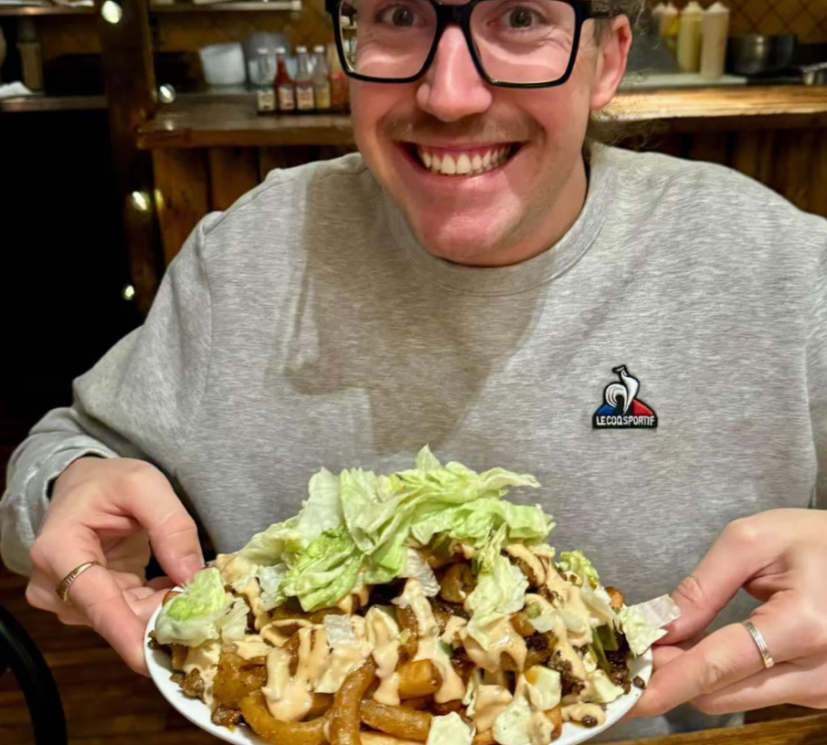 Math Duff provoque la folie dans un restaurant à cause d'une poutine 