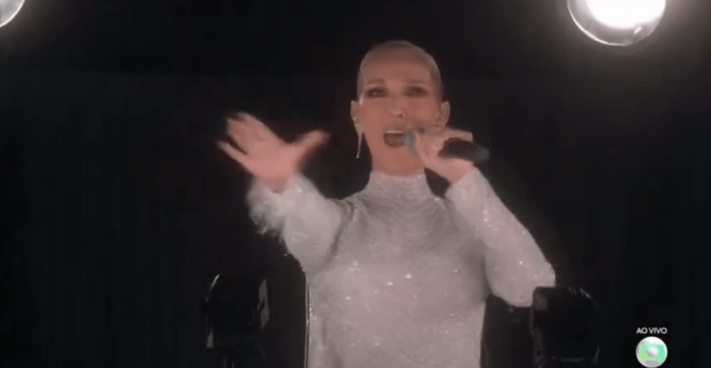 Céline Dion livre une performance magistrale avec la Tour Eiffel et reçoit une ovation monstre à Paris