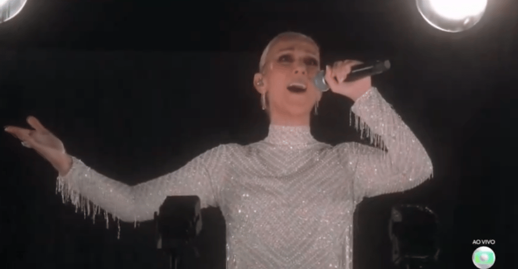 Céline Dion livre une performance magistrale avec la Tour Eiffel et reçoit une ovation monstre à Paris