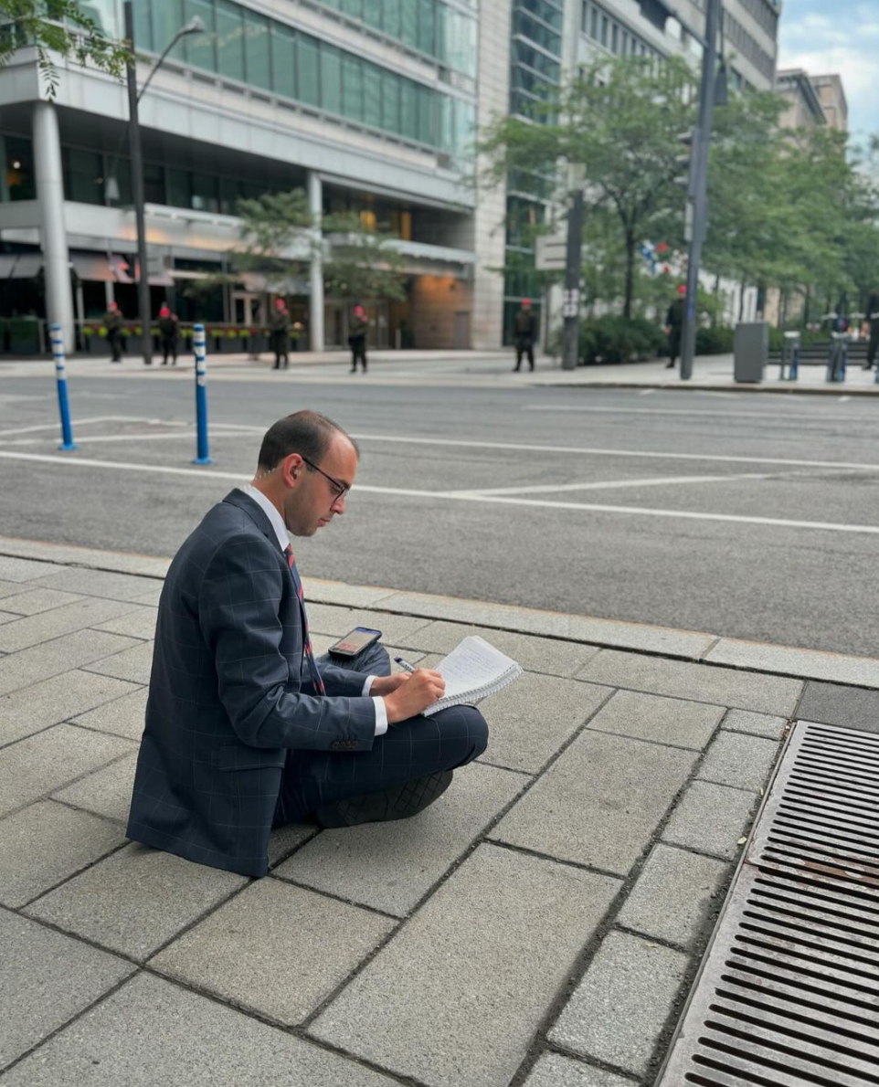 Simon Gamache-Fortin de LCN dévoile la vie «glamour» de journaliste avec une photo qui fait réagir