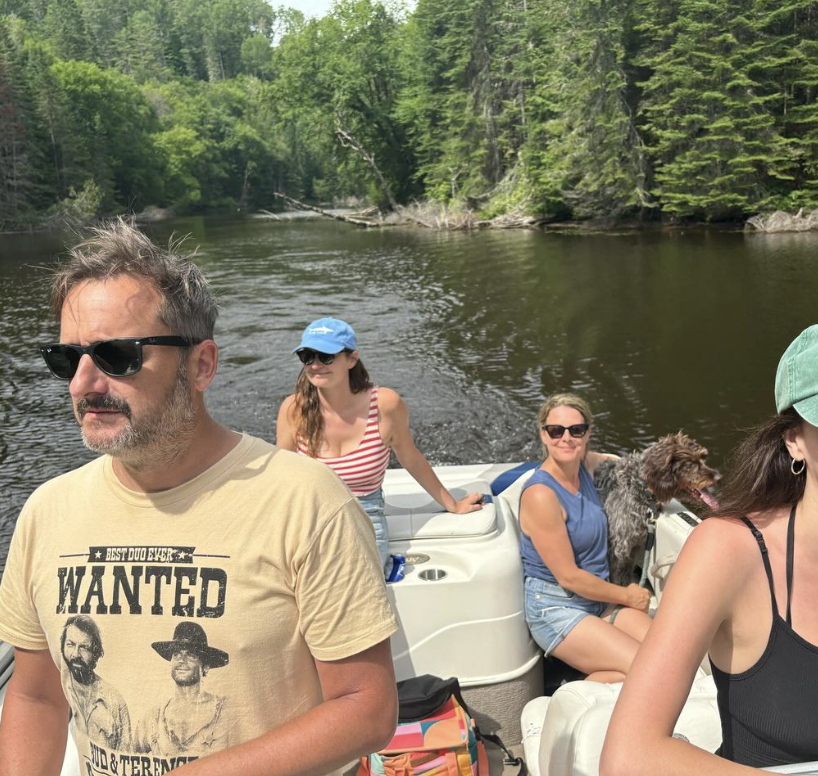 Julie Le Breton prend de superbes photos en vacances avec Remi-Pierre Paquin et des amis