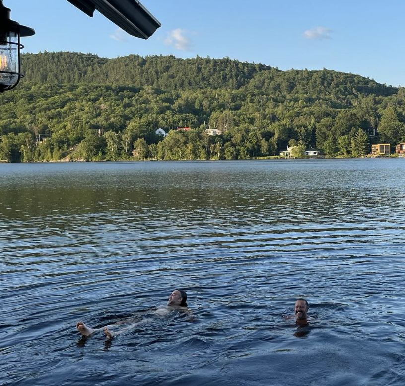 Julie Le Breton prend de superbes photos en vacances avec Remi-Pierre Paquin et des amis