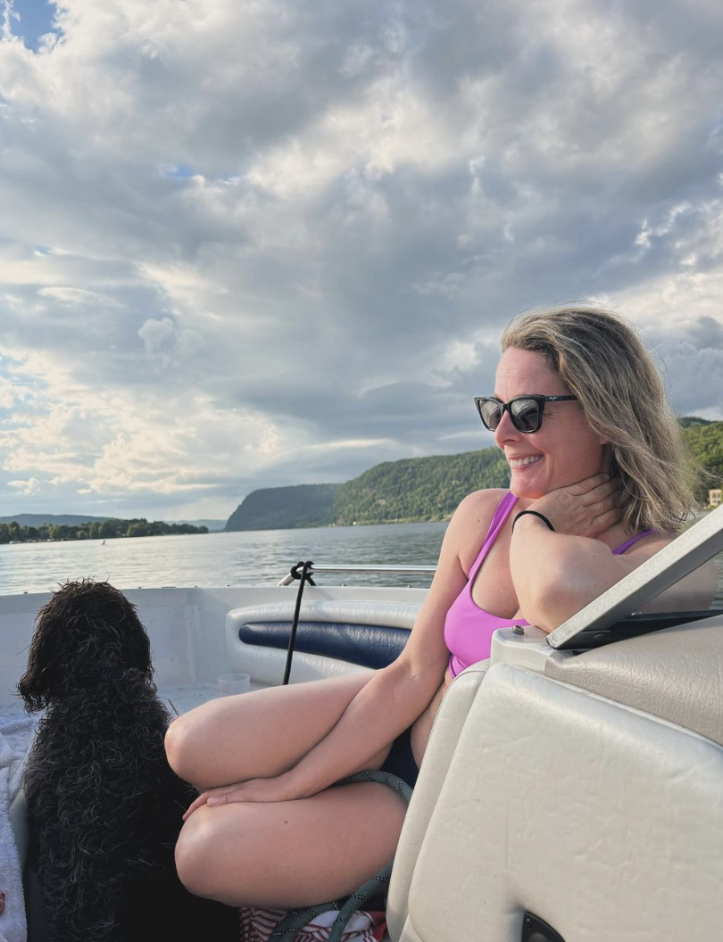 Julie Le Breton prend de superbes photos en vacances avec Remi-Pierre Paquin et des amis