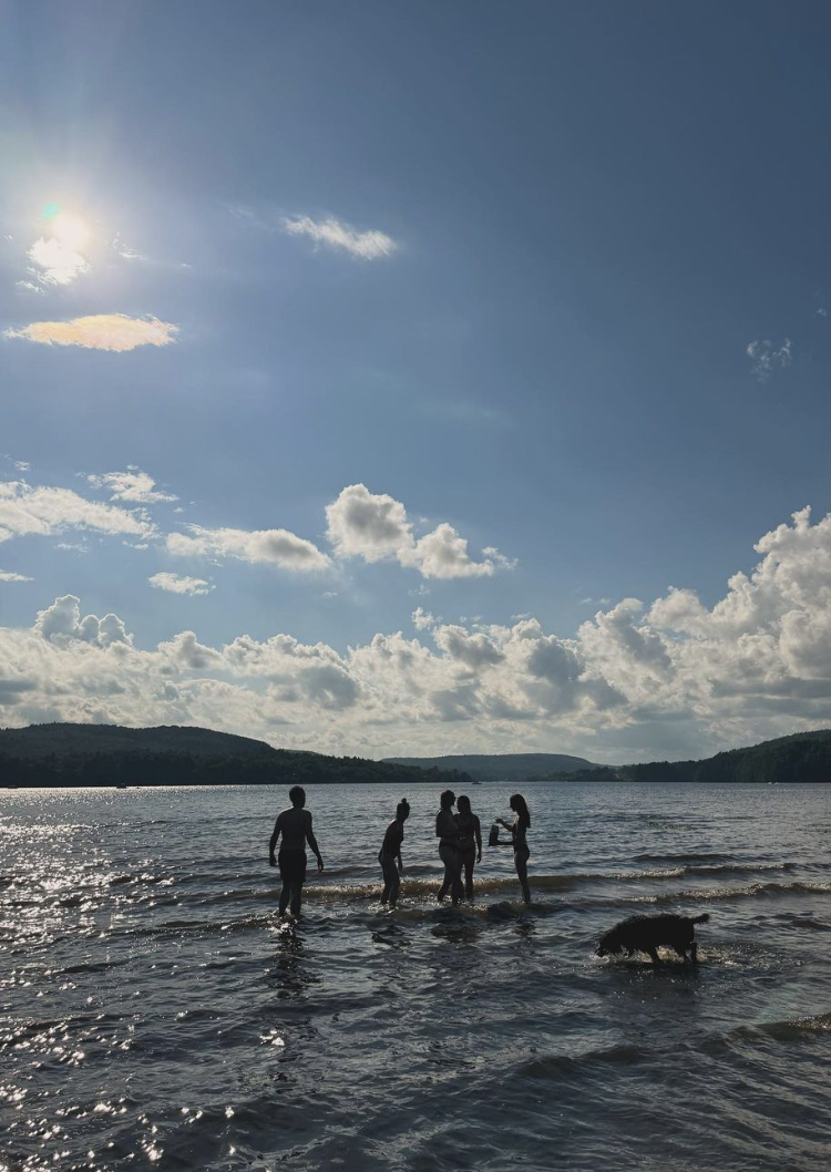 Julie Le Breton prend de superbes photos en vacances avec Remi-Pierre Paquin et des amis