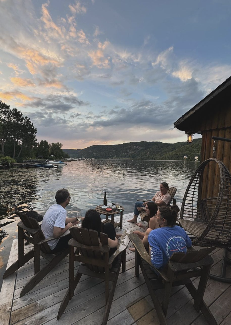 Julie Le Breton prend de superbes photos en vacances avec Remi-Pierre Paquin et des amis