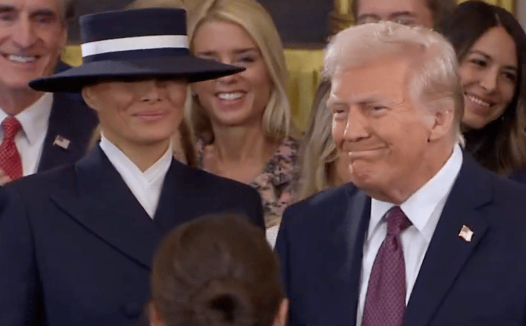 Moment embarrassant entre Donald et Melania Trump pendant l'investiture