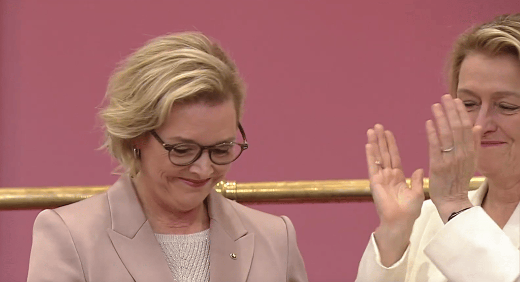 Sophie Thibault brise la discrétion et s’affiche avec sa conjointe devant les caméras