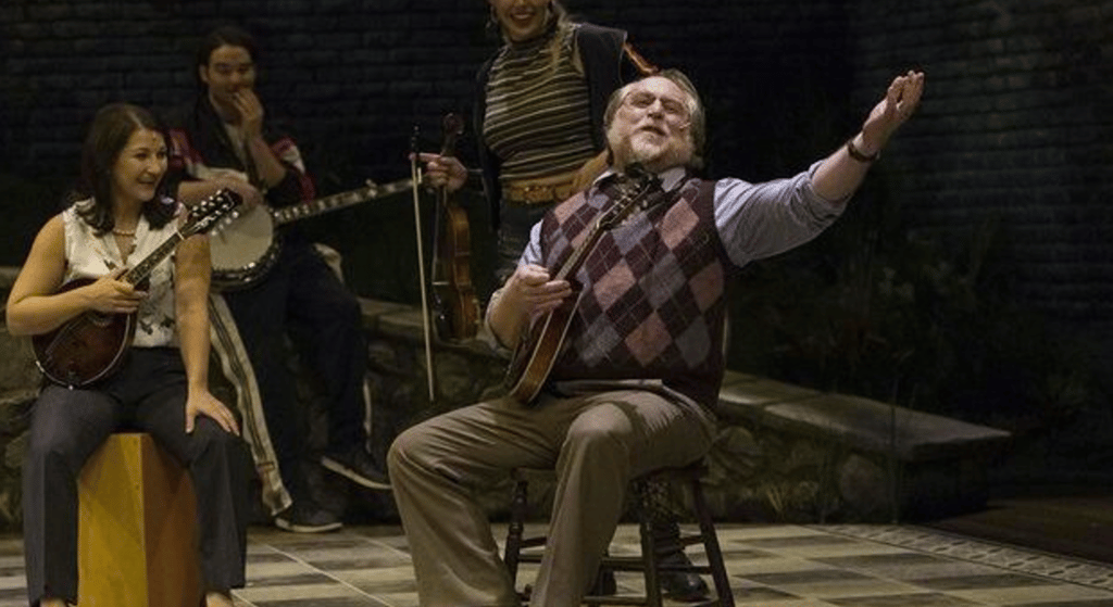 Julien Arnold, un acteur de théâtre, perd la vie sur scène en s’écroulant lors d’une pièce de Noël