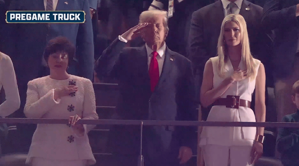 Donald Trump reçoit une énorme ovation au Super Bowl pendant l'hymne national